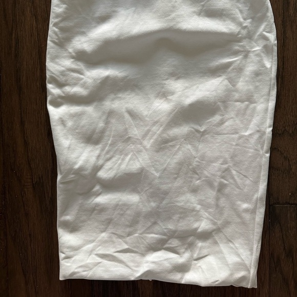 Lavish Alice Keyhole Ponte Halter Dress - Picture 4 of 9